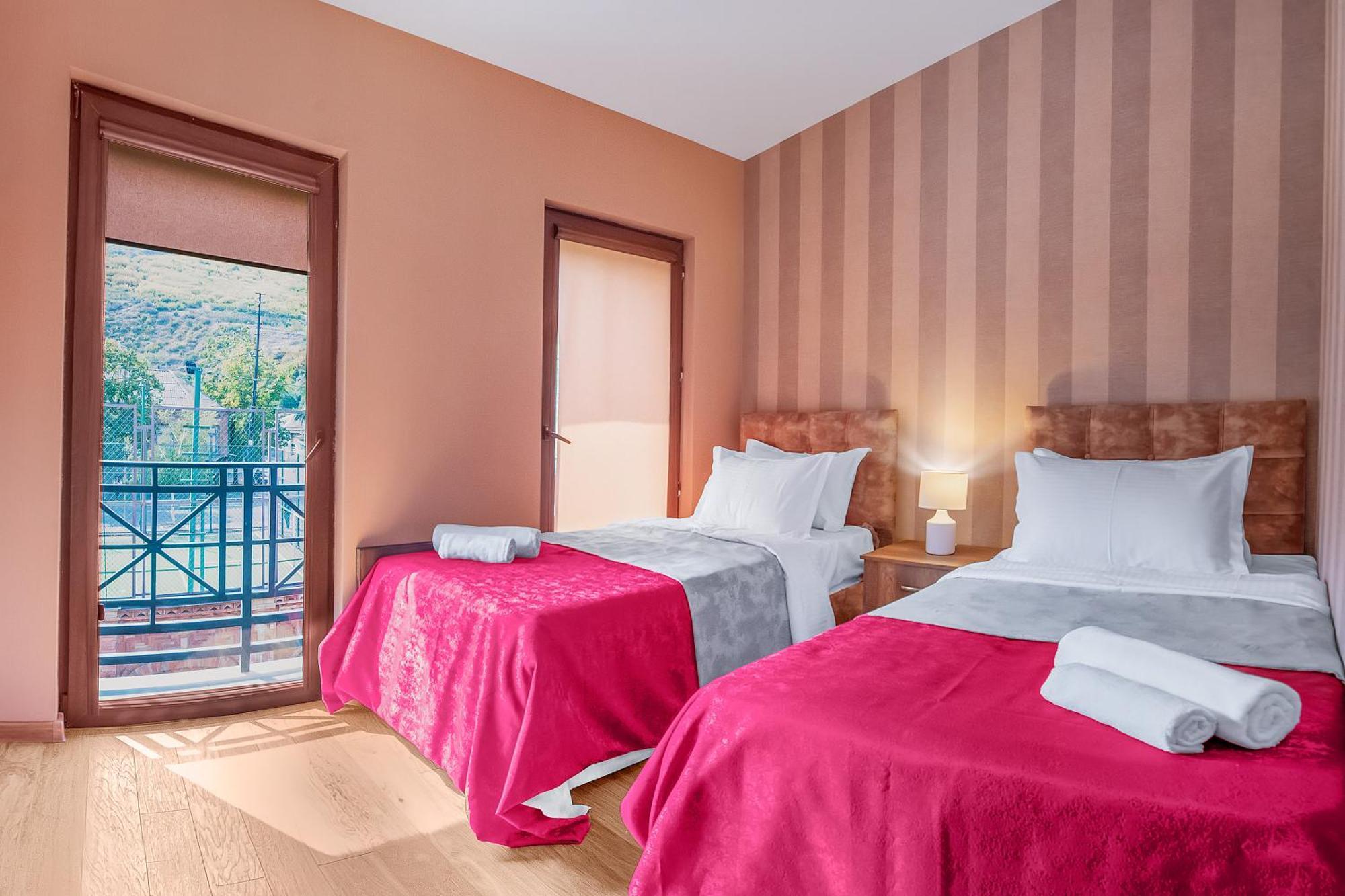 Dzvel Ubanshi Hotel Гори Екстериор снимка